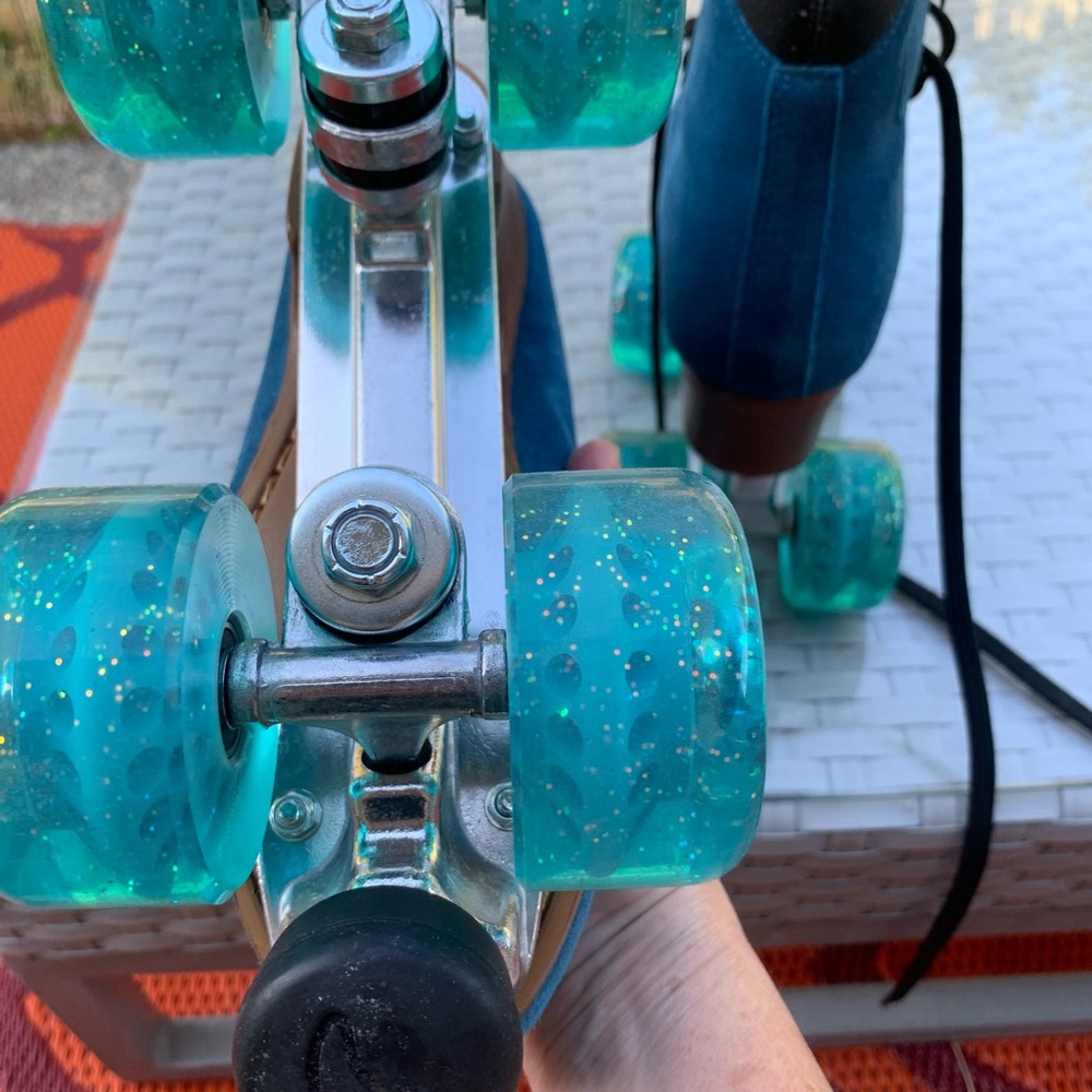 Moonlight roller skates
Orig:269.00 - Picture 3 of 16